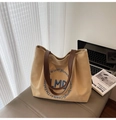 Dettaglio borsa tote in tela kaki con ricamo LMD e resistenti manici in pelle marrone - Cachi