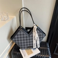 Bolso tote grande de cuadros grises con apertura en V y detalle de cinta de moda - Negro