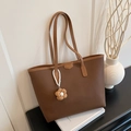 Sac fourre-tout marron en cuir grainé pour femme avec un charmant pendentif fleur et perle - Café avec Pendentif