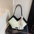 Bolso tote a cuadros verde claro y blanco con apertura en V y cinta tejida en asa - Verde