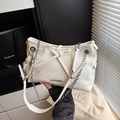 Bolso bandolera chic de cuero sintético blanco con lazo grande y cadena plateada - Blanco Roto