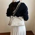 Bolso de hombro en cuero crema con detalle de lazo y correa de cadena para mujer - Caqui