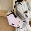 Bolso tote grande de cuadros vichy morado y blanco con asas negras y detalle de moda - Morado