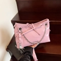Bolso bandolera rosa de cuero sintético con lazo y cadena de metal plateado - Morado
