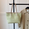 Sac fourre-tout minimaliste vert pistache en cuir grainé avec anses brunes chics - Vert Sans Pendentif