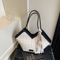 Bolso tote de cuadros crema con asas de cuero negro y diseño superior en forma de V - Blanco Roto