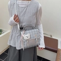 Mini mochila de cuadros gris plateado con colgante de oso y correa de cadena - Plateado
