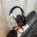 Mini sac à bandoulière à carreaux noir et gris avec nœud en dentelle blanche et boucle dorée - Noir