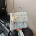 Mini mochila de cuadros azul claro con asa superior y detalle de oso de peluche - Azul