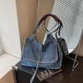 Sac bandoulière rétro en denim bleu délavé avec anse en cuir marron et boucle en métal - Bleu clair