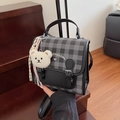 Mini mochila de cuadros negros y grises estilo inglés con colgante de oso y hebillas - Negro
