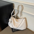 Borsa a tracolla a scacchi caffè e crema con ciondolo a orsetto e catena silver - Bianco Sporco