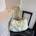Borsa a tracolla a quadretti verde e bianco con ciondolo a orsetto e catena in metallo - Verde