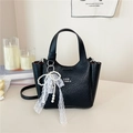 Sac seau noir à motif crocodile avec nœud en dentelle perlée et bandoulière fine - Noir avec pendentif