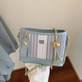 Schicke Stepp-Beuteltasche mit hellblauen Streifen, Goldkette und Hundeanhänger - Blau