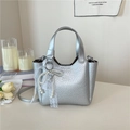 Sac seau argenté métallisé avec texture froissée, breloque chat et nœud en dentelle perlée - Argent (Avec Pendentif)