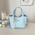Sac seau bleu clair avec texture roche, logo argenté et breloque chien en dentelle - Bleu avec Pendentif