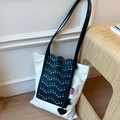 Grand sac cabas contrasté noir et blanc avec motifs découpés au laser et breloque coeur - Noir