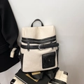 Zaino beige alla moda con finiture in pelle nera e fibbia vintage su una valigia - Bianco Sporco