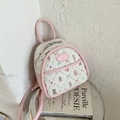 Dettaglio ravvicinato di un mini zaino bianco con finiture in pelle rosa e orsetti - Rosa