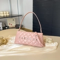 Sac bandoulière matelassé rose avec lettres métalliques CLEAR et bandoulière chic - Rose