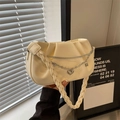 Sac froncé crème chic avec bandoulière tressée et chaîne argentée à pendentif cœur - Jaune clair