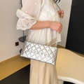 Sac bandoulière argenté en similicuir matelassé avec chaîne et logo métallique - Argenté