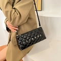 Sac bandoulière matelassé noir avec lettrage argenté CLEAROK et détail cœur - Noir