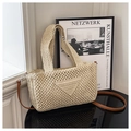 Vue détaillée du motif ajouré tissé et du motif triangle tricoté sur le sac beige au crochet - Blanc Cassé