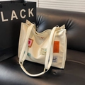Grande borsa tote bianca con toppe di cartoni animati su un divano in pelle nera - Bianco Sporco