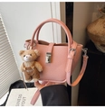 Sac seau en cuir rose avec bandoulière réglable et détail de charmant petit ours - Rose avec pendentif