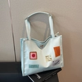 Grande borsa tote azzurra con toppe alla moda e lunghe tracolle per le spalle - Blu