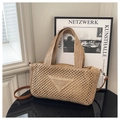 Détail du grand sac de plage en tricot avec bandoulière en cuir et motif triangulaire - Kaki
