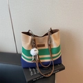 Sac de plage en tricot rayé avec lanières en cuir et breloque sur livres - Vert et Bleu