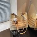 Sac de plage rayé en tricot beige et marron avec anses en cuir jaune et peluche - Blanc & Kaki