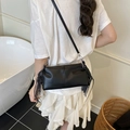 Sac à bandoulière froncé noir avec détails de glands et lanière sur modèle - Noir