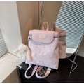 Gros plan d'un sac à dos rose en cuir PU avec motifs cartoon et breloque lapin - Rose avec pendentif