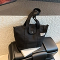 Bolso tote de lona negra para mujer con bolsillo frontal con solapa y etiqueta de moda - Negro