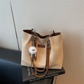 Grand sac cabas en tricot beige avec lanières en similicuir marron et détails de chaîne - Khaki
