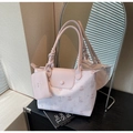 Détail du cabas rose avec motif ours comprenant un rabat en cuir et une mini pochette - Rose