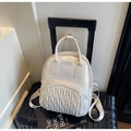 Détail du sac à dos blanc perlé avec matelassage plissé, logo métallique et maille filet - Blanc Cassé