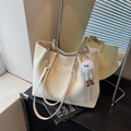 Sac cabas en maille crème avec bandoulière chaîne, écusson et breloque œil en peluche - Blanc Cassé
