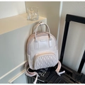 Détail d'un sac à dos multifonctionnel rose clair avec plis et empiècements en maille - Rose