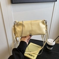 Sac à bandoulière chic en cuir crème avec des franges longues et une chaîne métallique - Jaune