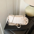 Sac à main plissé blanc crème avec de longues franges et chaîne en argent - Blanc