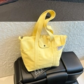 Bolso tote de lona amarillo brillante con cremallera y solapa decorativa de metal - Amarillo