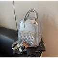 Détail d'un mini sac à dos argenté plissé avec finitions métalliques et mesh latéral - Argenté