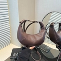 Sac croissant minimaliste en cuir marron café avec texture lychee et bandoulière élégante - Marron