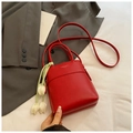 Detailansicht rote Leder-Beuteltasche mit Tulpen-Anhänger und schmalem Schultergurt - Rot mit Anhänger