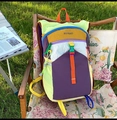Scène de camping avec un sac à dos color-block de grande capacité sur une chaise pliante - Patchwork Jaune et Violet